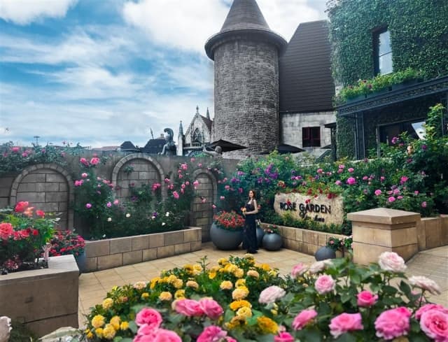 Choáng ngợp với chiếc váy khổng lồ từ hàng ngàn bông bồng tại Ba Na Hills