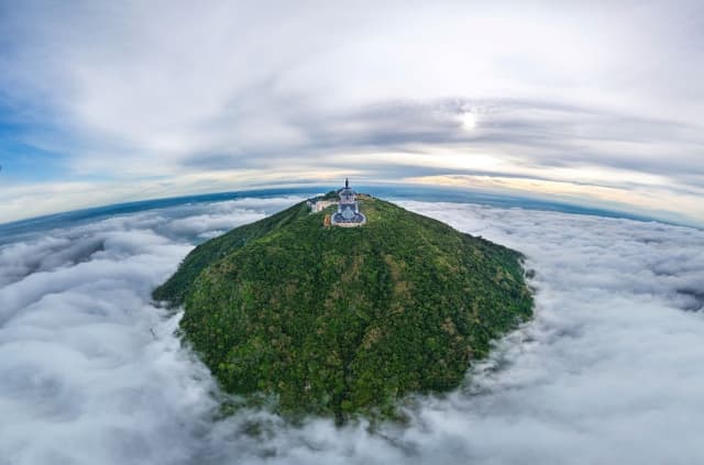 Núi Bà Đen hút khách tránh nóng giữa mùa hè oi bức phía Nam
