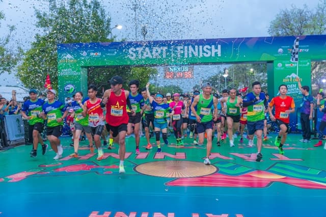 Các runner đã sẵn sàng tham dự giải chạy marathon và đi chợ lá tại núi Bà Đen