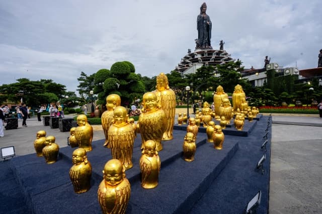 Du khách tấp nập đến núi Bà Đen xem triển lãm gốm tâm linh lớn chưa từng có tại Việt Nam