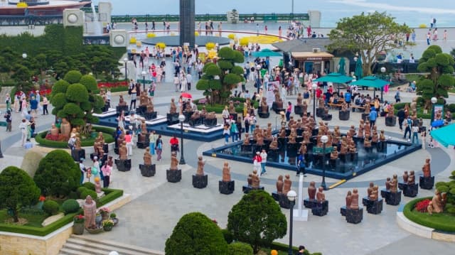Núi Bà Đen: Du khách mê mẩn check-in triển lãm sắp đặt nghệ thuật gốm tâm linh quy mô lớn nhất Việt Nam