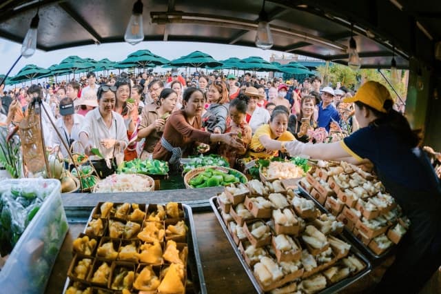 “Mục sở thị” cảnh du khách hào hứng đi chợ lá, vui chơi quên lối về tại núi Bà Đen mùa trung thu