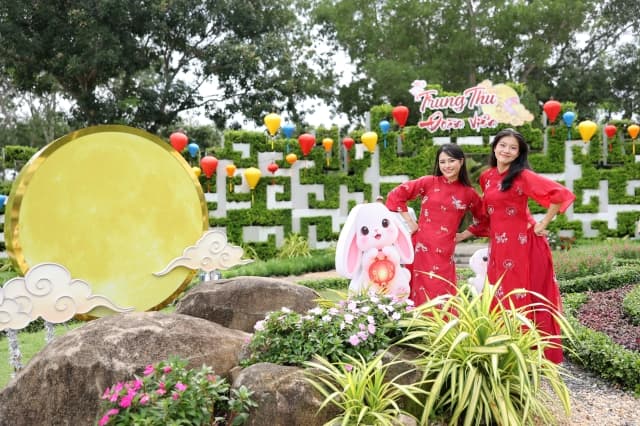 Cảnh tượng chỉ có ở Tây Ninh: Hàng vạn người chơi hội Trung thu, náo nức đi “chợ không tiền”