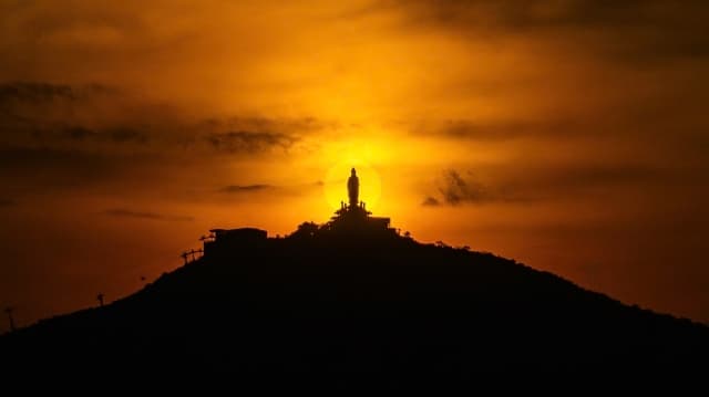 Sốt rần rần khoảnh khắc hoàng hôn đẹp siêu thực tại núi Bà Đen, Tây Ninh