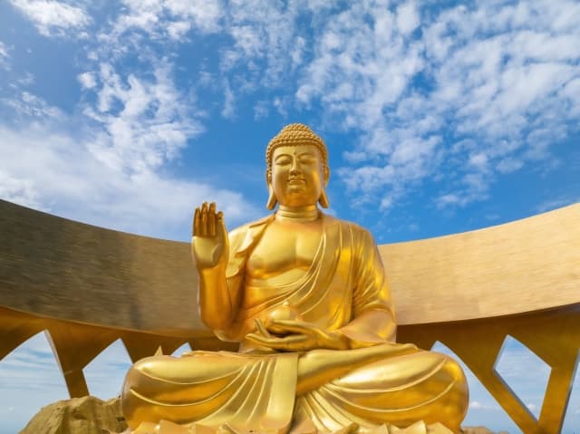 Du khách hào hứng đến núi Bà Đen dịp Tết Dương để chiêm bái tượng Phật Câu Na Hàm Mâu Ni