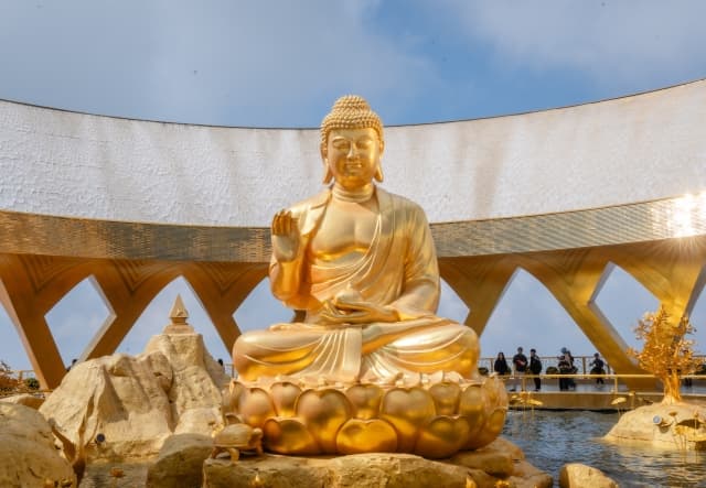 Cận cảnh vẻ đẹp của tôn tượng Đức Phật Câu Na Hàm Mâu Ni mới an vị tại núi Bà Đen, Tây Ninh