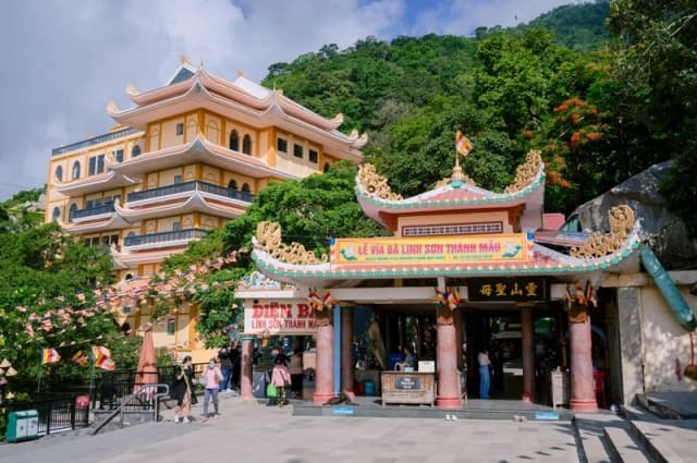 Khám phá kiến trúc Linh Sơn Long Châu (Chùa Hang) độc đáo