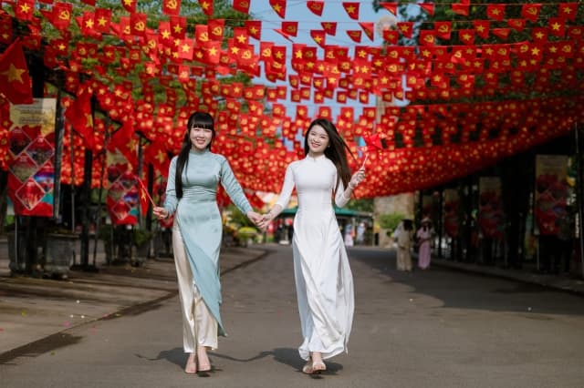 Giới trẻ hào hứng check-in cờ hoa và đi chợ lá trên núi Bà Đen trong kỳ nghỉ lễ Giỗ Tổ