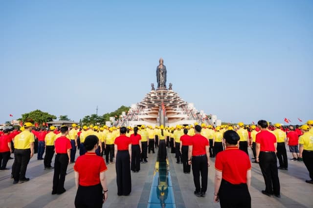 Lễ 30/4: Du khách hào hứng check-in điểm đến lịch sử núi Bà Đen và đi chợ bằng lá bồ đề