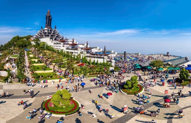 Núi Bà Đen cán mốc 4 triệu khách đi cáp treo trong 7 tháng đầu năm 2026