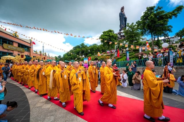 Du khách thảnh thơi về núi Bà Đen chiêm bái xá lợi Phật từ Ấn Độ
