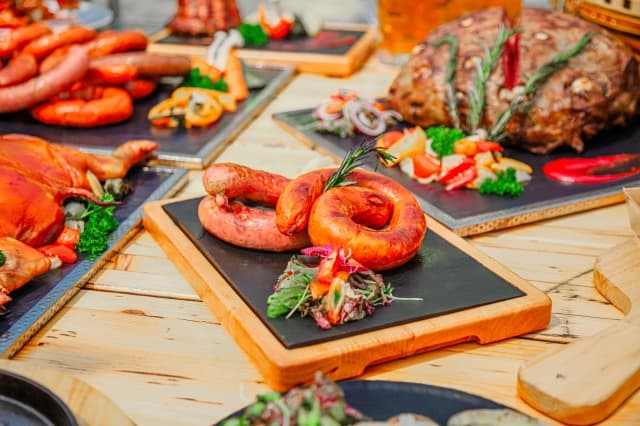 “Mục sở thị” quy trình sản xuất món xúc xích trứ danh tại Bà Nà Hills