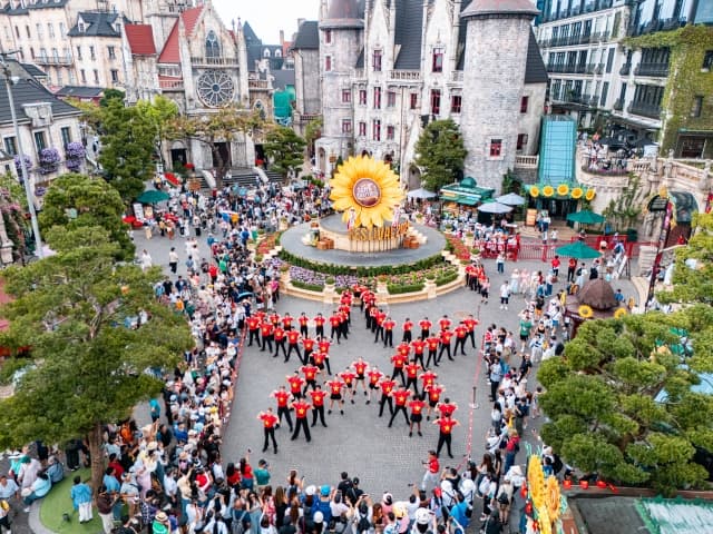 Hàng nghìn du khách check in đỉnh Bà Nà trong ngày đầu tiên của kỳ nghỉ lễ 2/9
