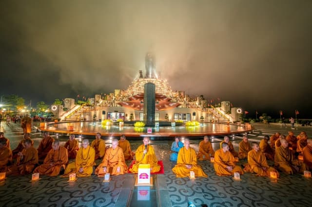 Núi Bà Đen tổ chức nhiều hoạt động quy mô mừng Phật Đản và đại lễ 30/4