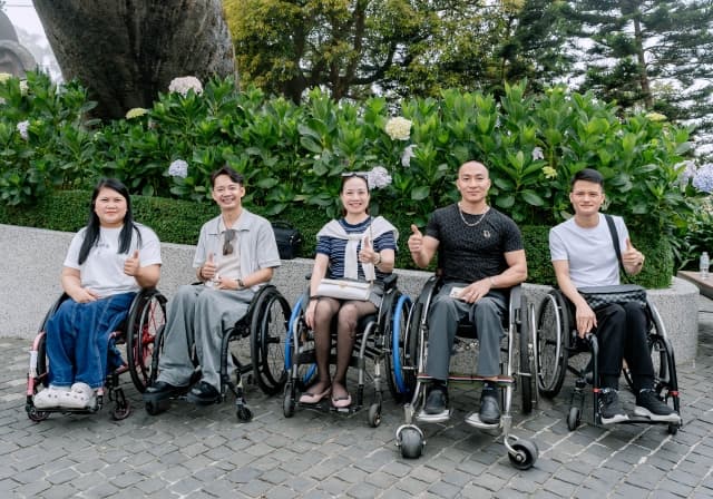 Đoàn “chiến binh mui trần” check in Cầu Vàng dịp nghỉ lễ Giỗ Tổ