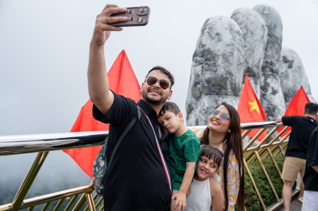 Khách Tây choáng ngợp với không khí lễ hội Mặt Trời tại Ba Na Hills