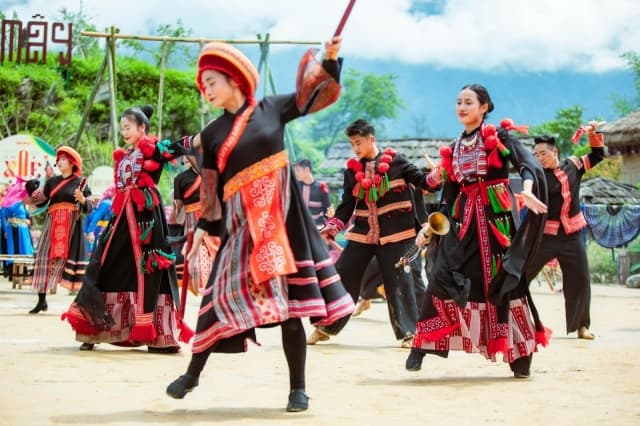 Lễ hội Xòe Bản Mây mở màn cho mùa lễ hội tưng bừng tại Fansipan, Sa Pa