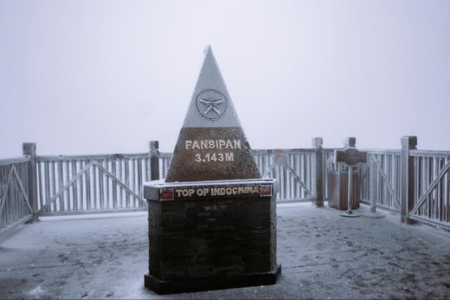 Sa Pa đón tuyết đầu mùa trên đỉnh Fansipan, mở màn mùa săn tuyết cuối năm