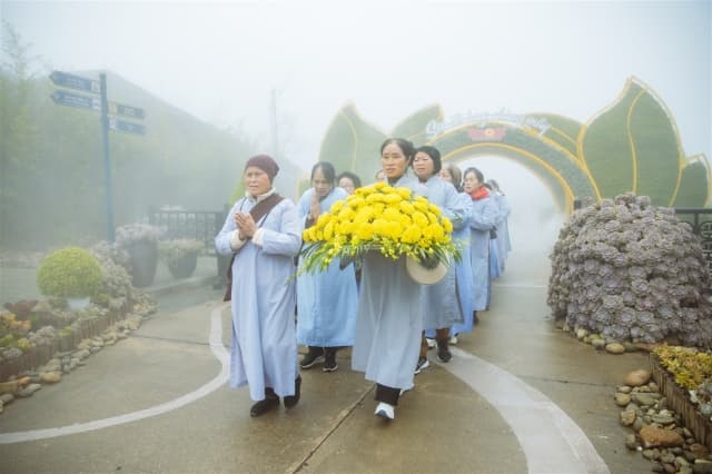 Phật tử thành kính dự Lễ Vía Đức Phật A Di Đà trên đỉnh Fansipan