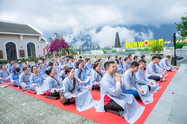 Đông đảo Phật tử hành hương về Fansipan mùa Phật đản