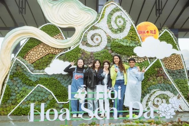 Du khách Tây thích thú săn mây, check in hoa Sen đá trên đỉnh Fansipan