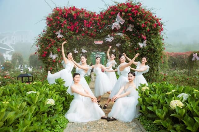 Sa Pa tưng bừng dịp lễ Giỗ Tổ 2026, hàng vạn du khách đổ về check-in bản giao hưởng triệu đoá hồng tại Sun World Fansipan Legend