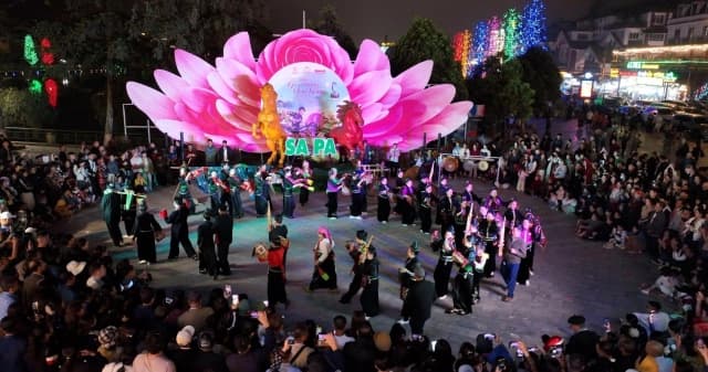 Hàng vạn du khách “đổ về” Fansipan, nô nức check in Lễ hội Hoa hồng 2026