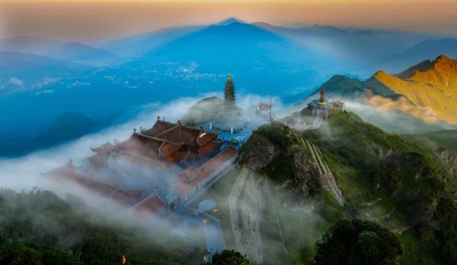 Đỉnh Fansipan mát lịm giữa mùa cao điểm nắng nóng miền Bắc