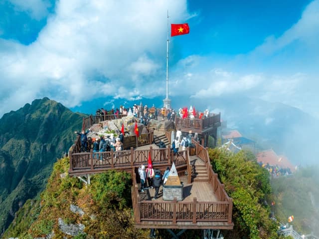 Cáp treo Fansipan: Cầu nối đưa vẻ đẹp Tây Bắc ra thế giới