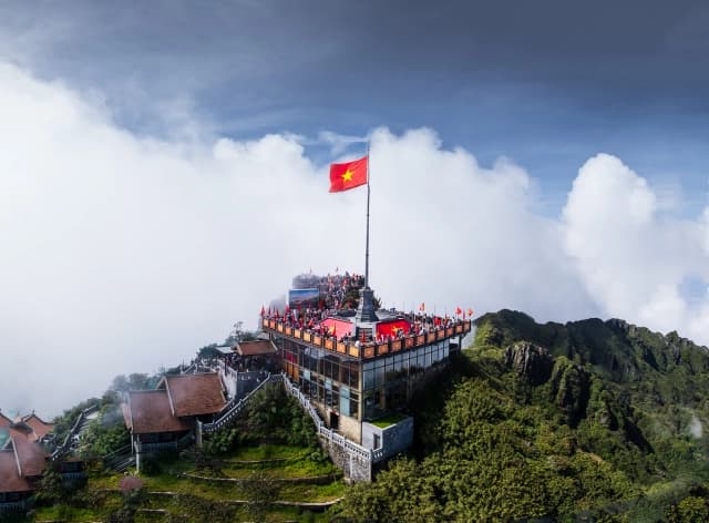Dịp 2/9 này, lên Fansipan khám phá mùa vàng thổ cẩm, “săn” hoa xác pháo, dự lễ thượng cờ
