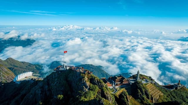 Đỉnh Fansipan bước vào mùa săn mây đẹp nhất trong năm