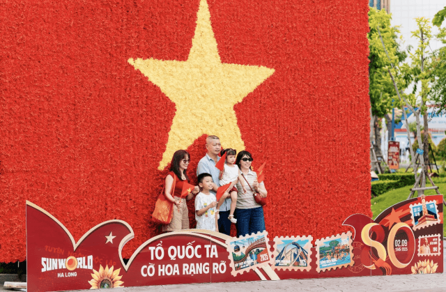 Du khách đổ về Bãi Cháy ngắm pháo hoa, ‘săn’ khoảnh khắc rực rỡ cờ hoa dịp lễ 2/9