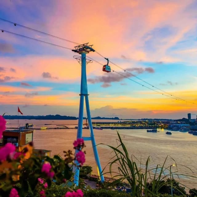 Ngắm hoàng hôn và phố biển Hạ Long lên đèn lung linh từ cáp treo Nữ Hoàng