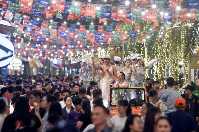 Hàng nghìn du khách đổ về “thương cảng” VUI-Fest Ha Long ngày khai trương