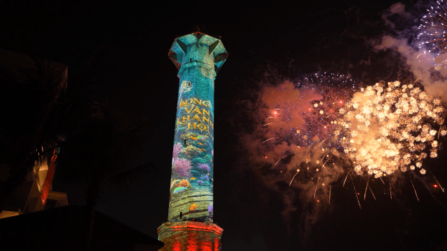 Ngọn Hải Đăng Hạ Long hóa sân khấu ánh sáng với show 3D Mapping “Long Vân Khánh Hội”