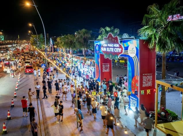 Mùa Trung thu chưa từng có ở Quảng Ninh: Đoàn xe đèn lồng khổng lồ kết hợp bắn pháo hoa nghệ thuật
