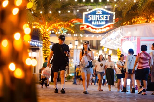Khu phố thương mại, nghệ thuật Sunset Bazaar có gì mà ai đến Phú Quốc cũng muốn đi?