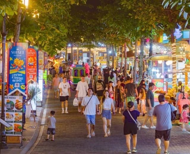 Trải nghiệm dạo phố đêm view biển tại Sunset Town