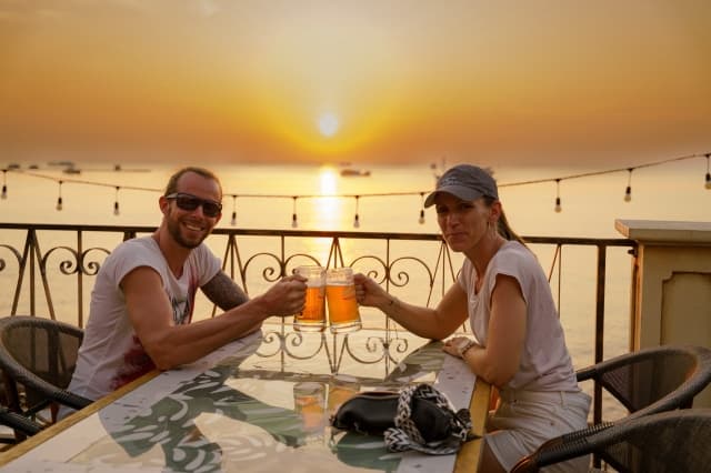 Trải nghiệm uống bia view biển tại Sunset Town