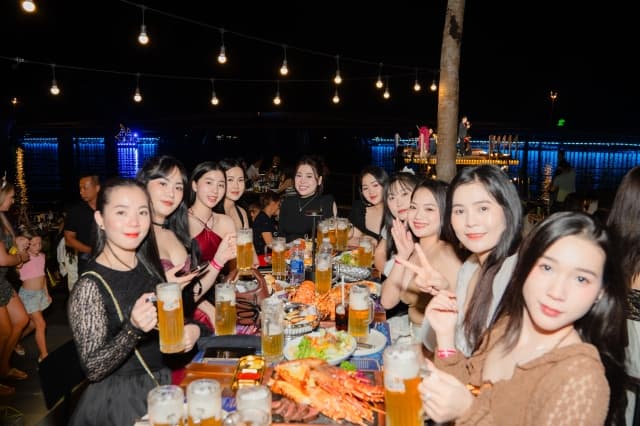 Thưởng thức bia lạnh sau khi đi Hòn Thơm