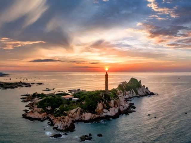 Hải đăng Nam Du – Điểm ngắm trọn vẻ đẹp biển đảo từ đỉnh Hòn Lớn