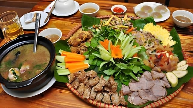 Trải nghiệm hương vị khó quên của bò bảy món núi Sam