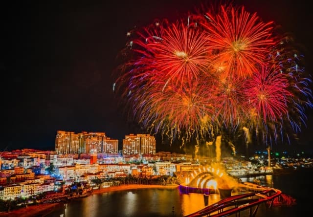 Ba màn pháo hoa đêm giao thừa và hơn 50 show diễn, Phú Quốc chào đón năm mới với lượng khách kỷ lục