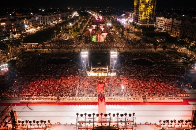 Hàng vạn du khách đổ về đêm khai hội Du lịch biển Sầm Sơn 2026